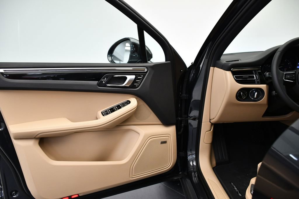 Certified 2025 Porsche Macan image 34