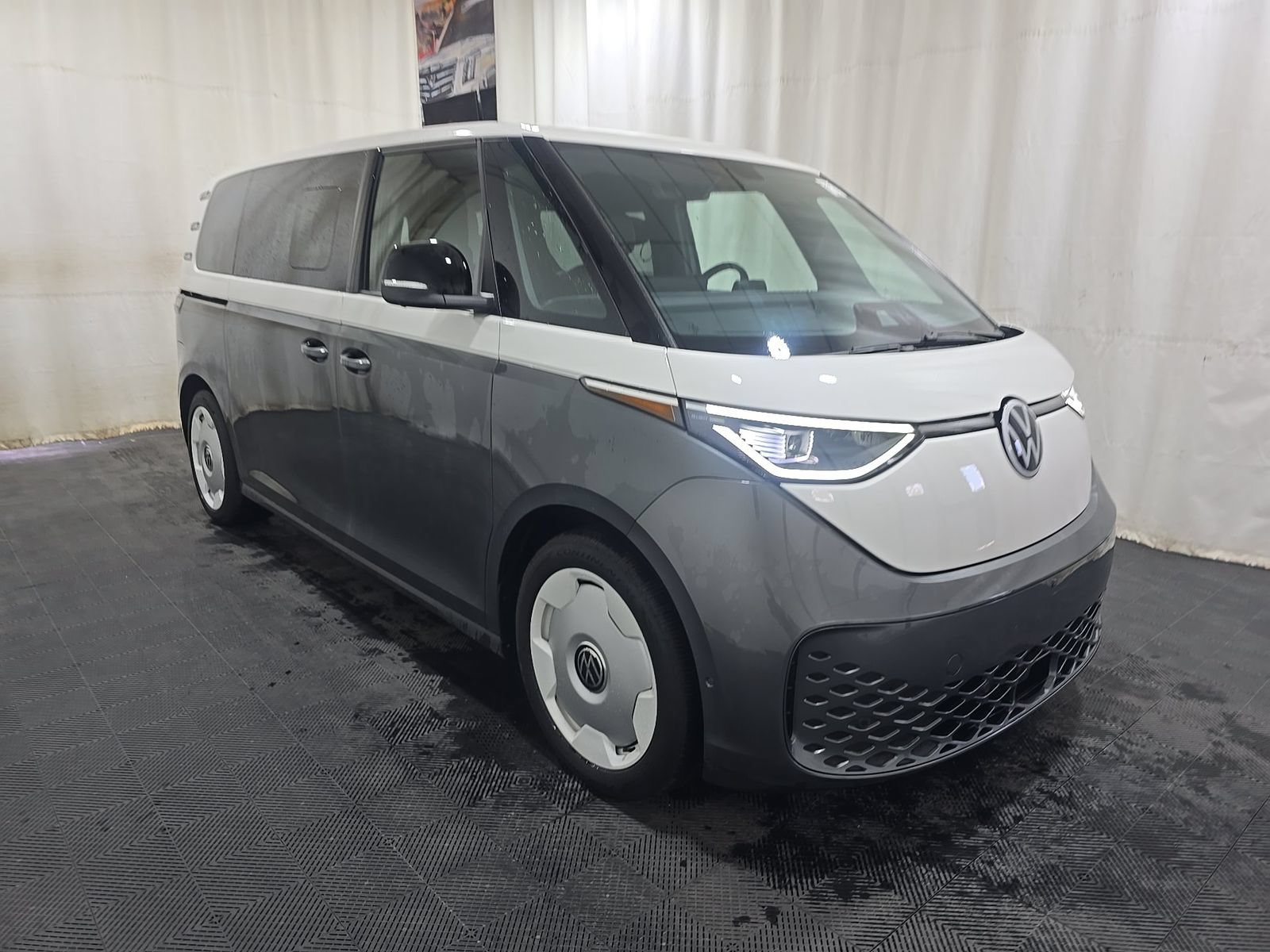 Used 2025 Volkswagen ID. Buzz 1st Edition AWD/4WD image 11