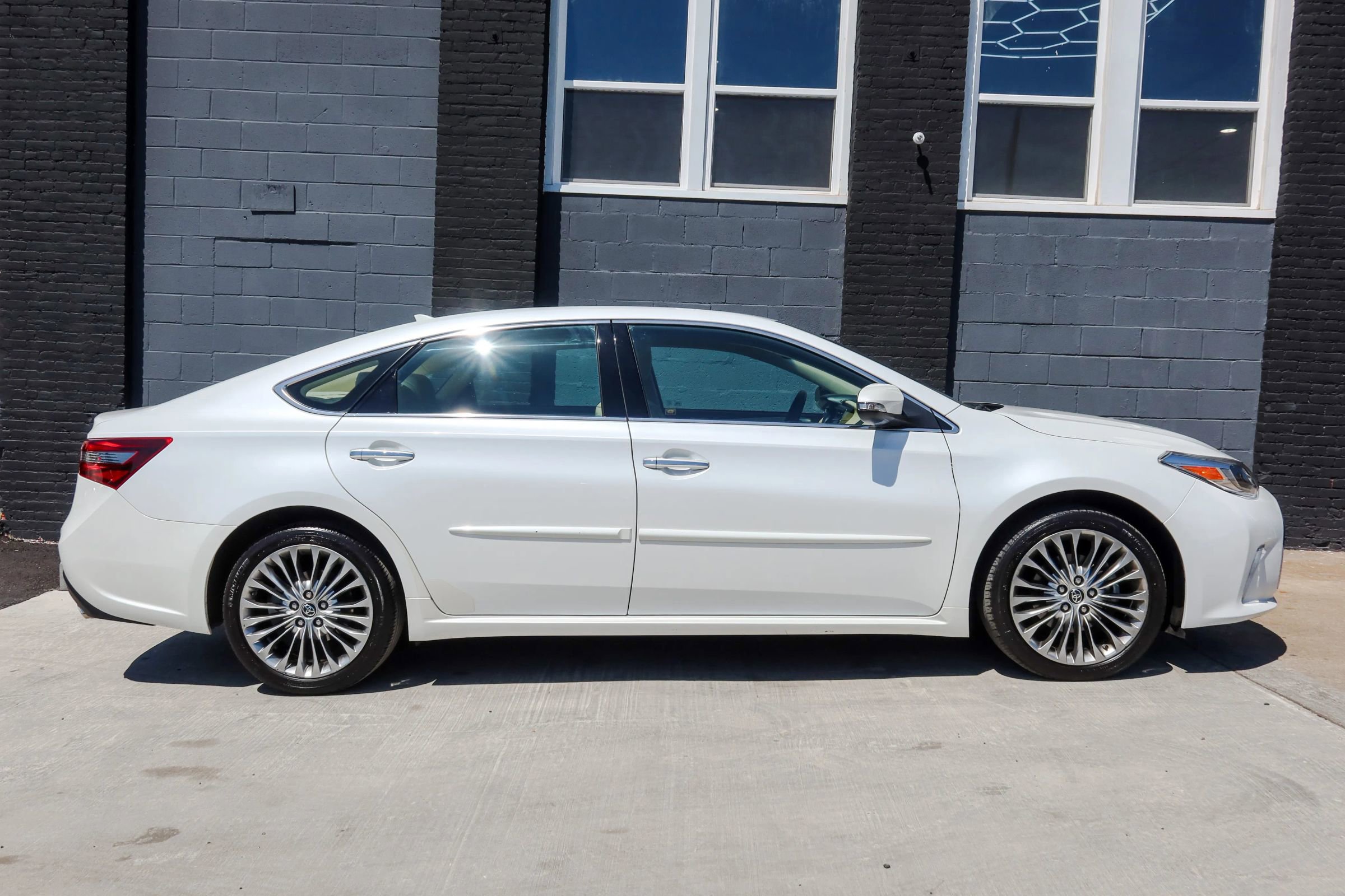 Used 2016 Toyota Avalon Limited w/ Toyota Safety Sense Package FWD image 6