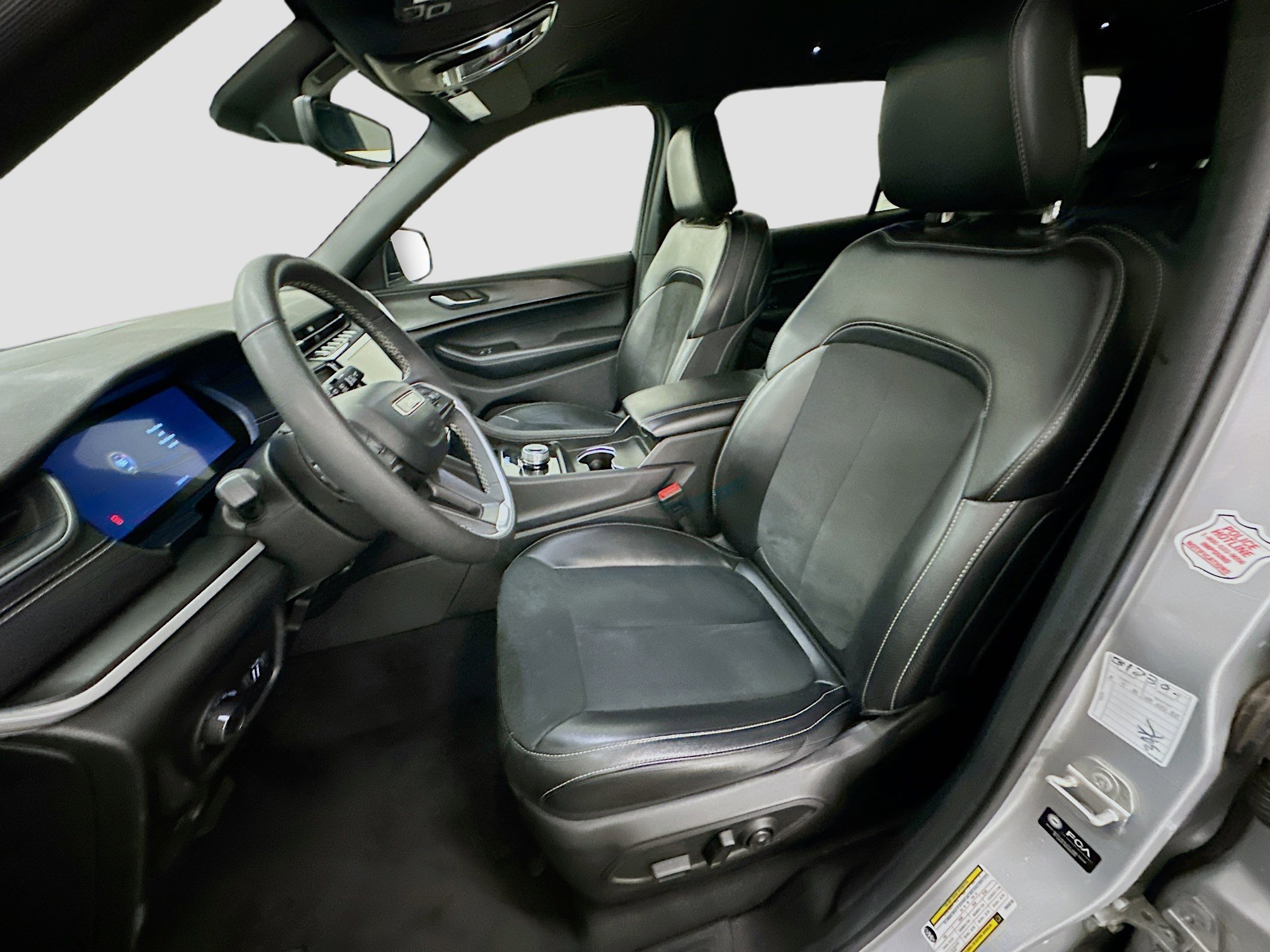 Used 2024 Jeep Grand Cherokee L Laredo image 13