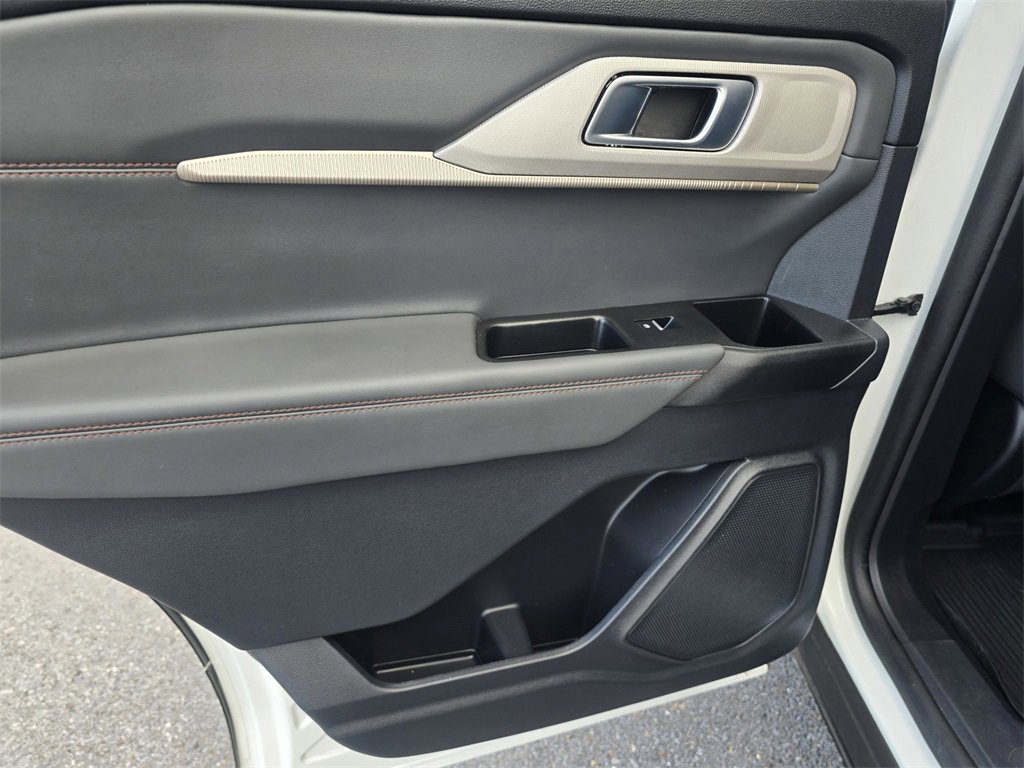 Used 2025 Ford Explorer Active w/ Active Comfort Package image 15