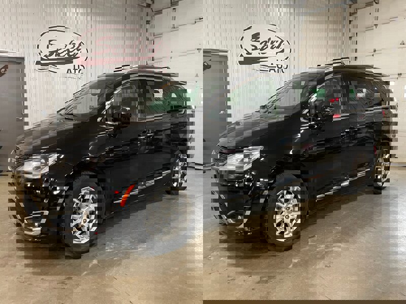 Used 2020 Chrysler Pacifica Touring-L image 1