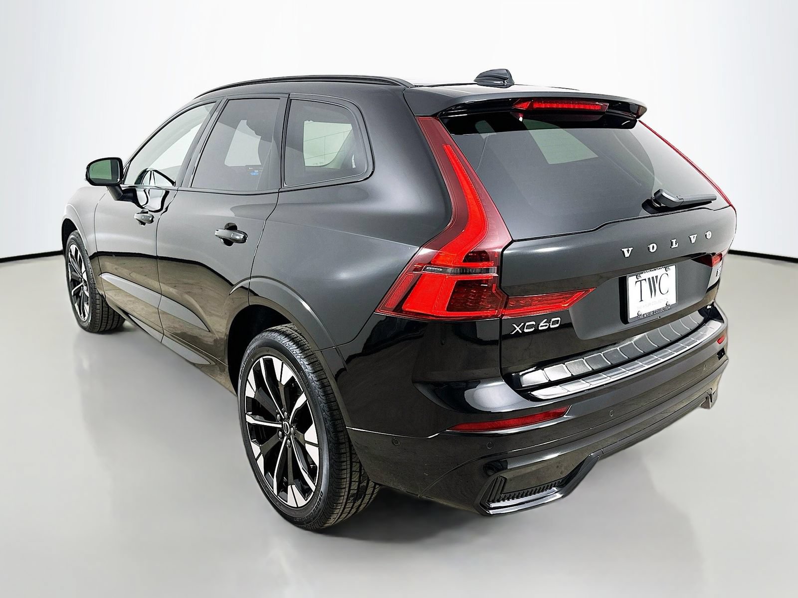 New 2026 Volvo XC60 B5 Plus w/ Protection Package Premier AWD/4WD image 7