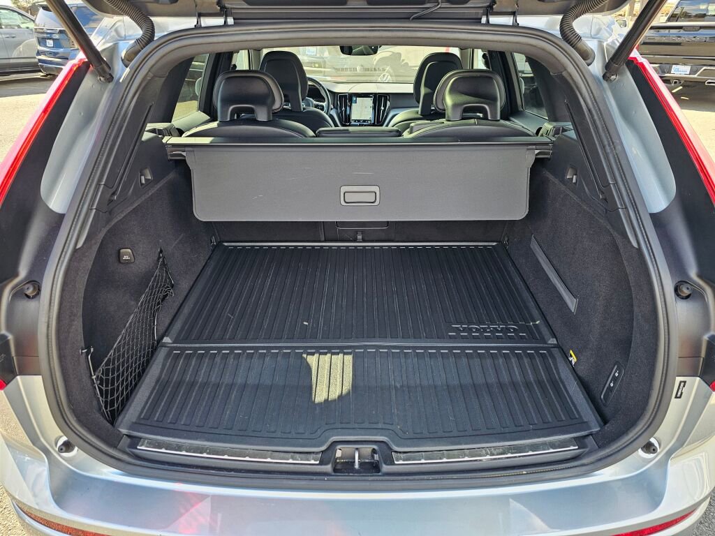 Used 2018 Volvo XC60 T8 R-Design w/ Convenience Package image 23