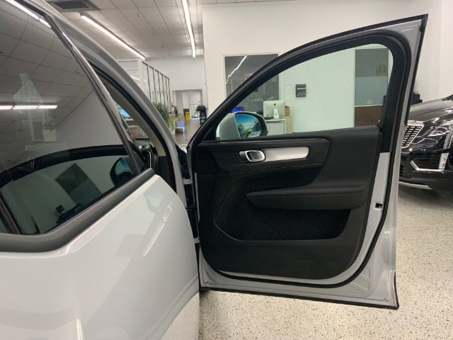 Used 2022 Volvo XC40 T4 Momentum image 27
