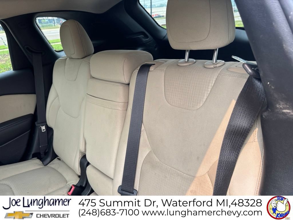 Used 2017 Jeep Cherokee Latitude w/ Safety/Convenience Group FWD image 13