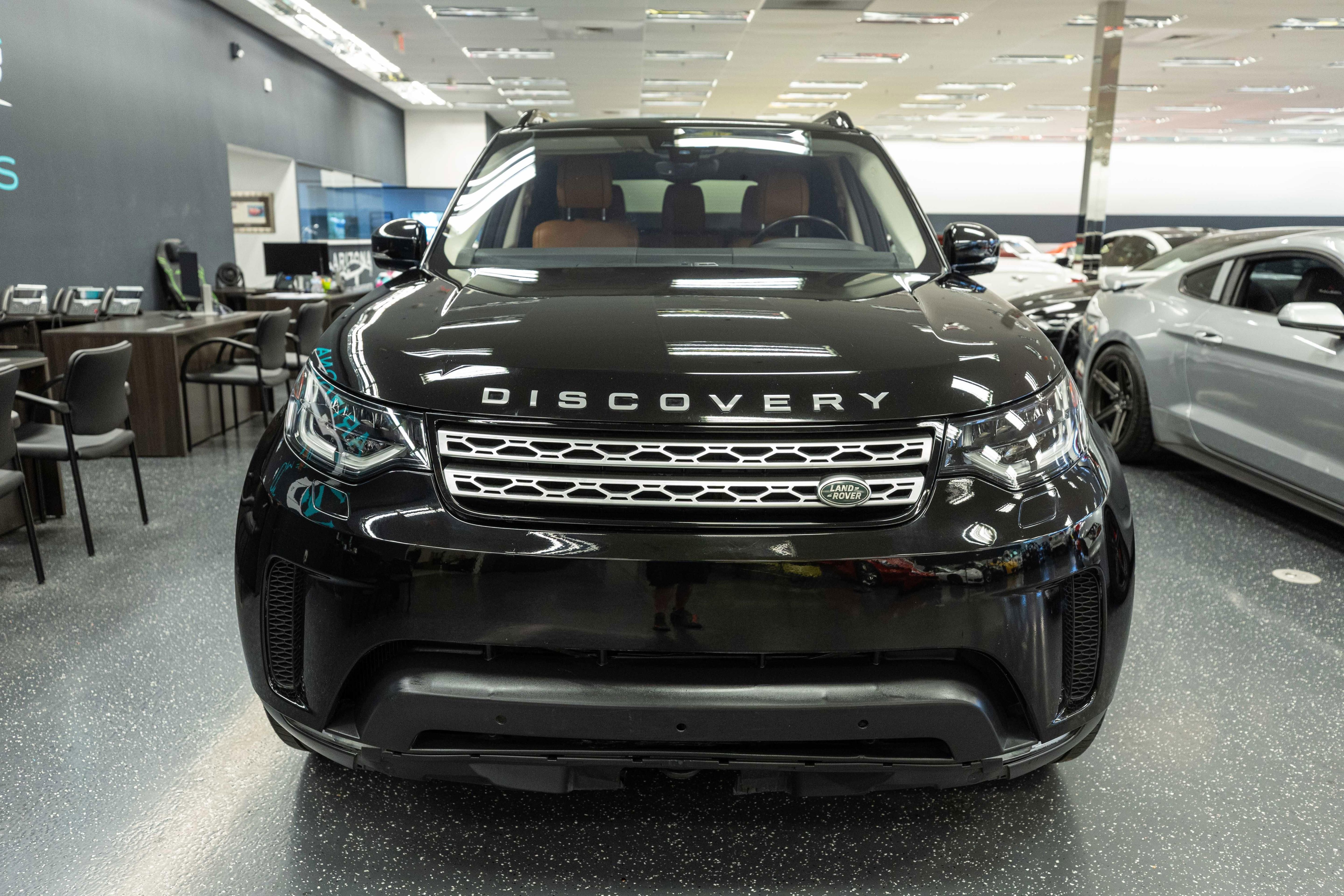 Used 2017 Land Rover Discovery HSE AWD/4WD image 2