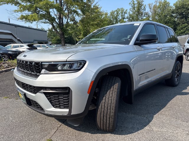 New 2026 Jeep Grand Cherokee Altitude AWD/4WD image 3