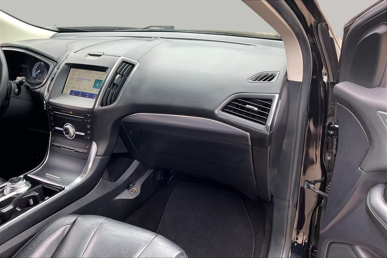 Used 2019 Ford Edge Titanium w/ Cold Weather Package AWD/4WD image 18