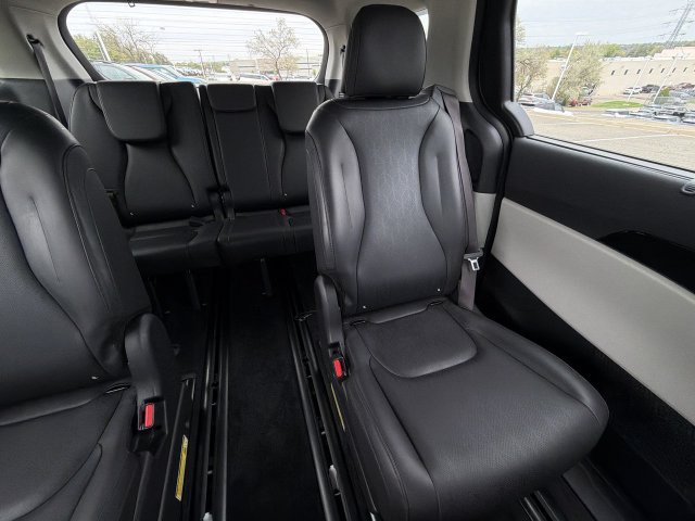 Certified 2024 Kia Carnival EX FWD image 18