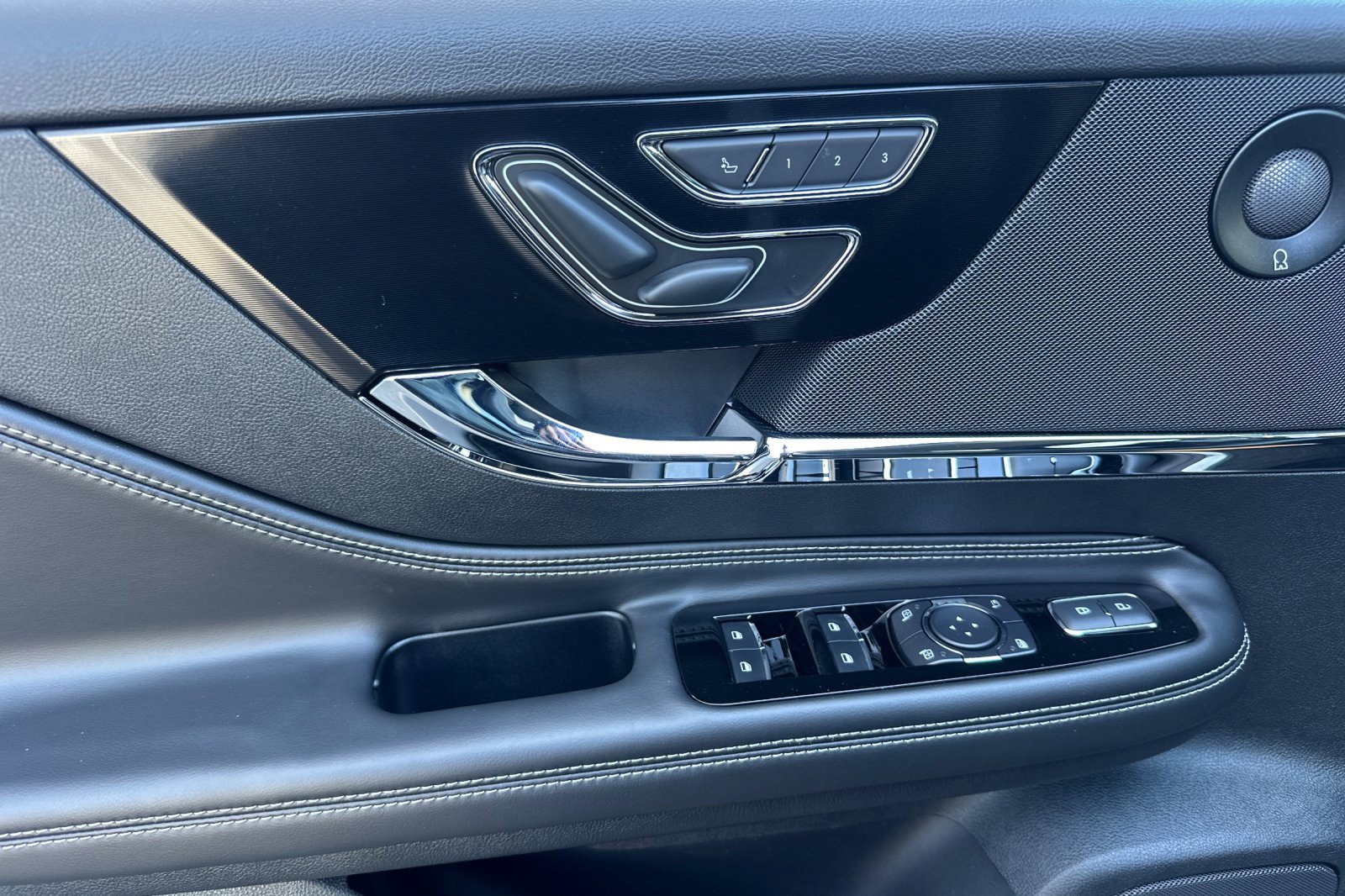 New 2025 Lincoln Corsair Reserve w/ Equipment Group 202A image 10