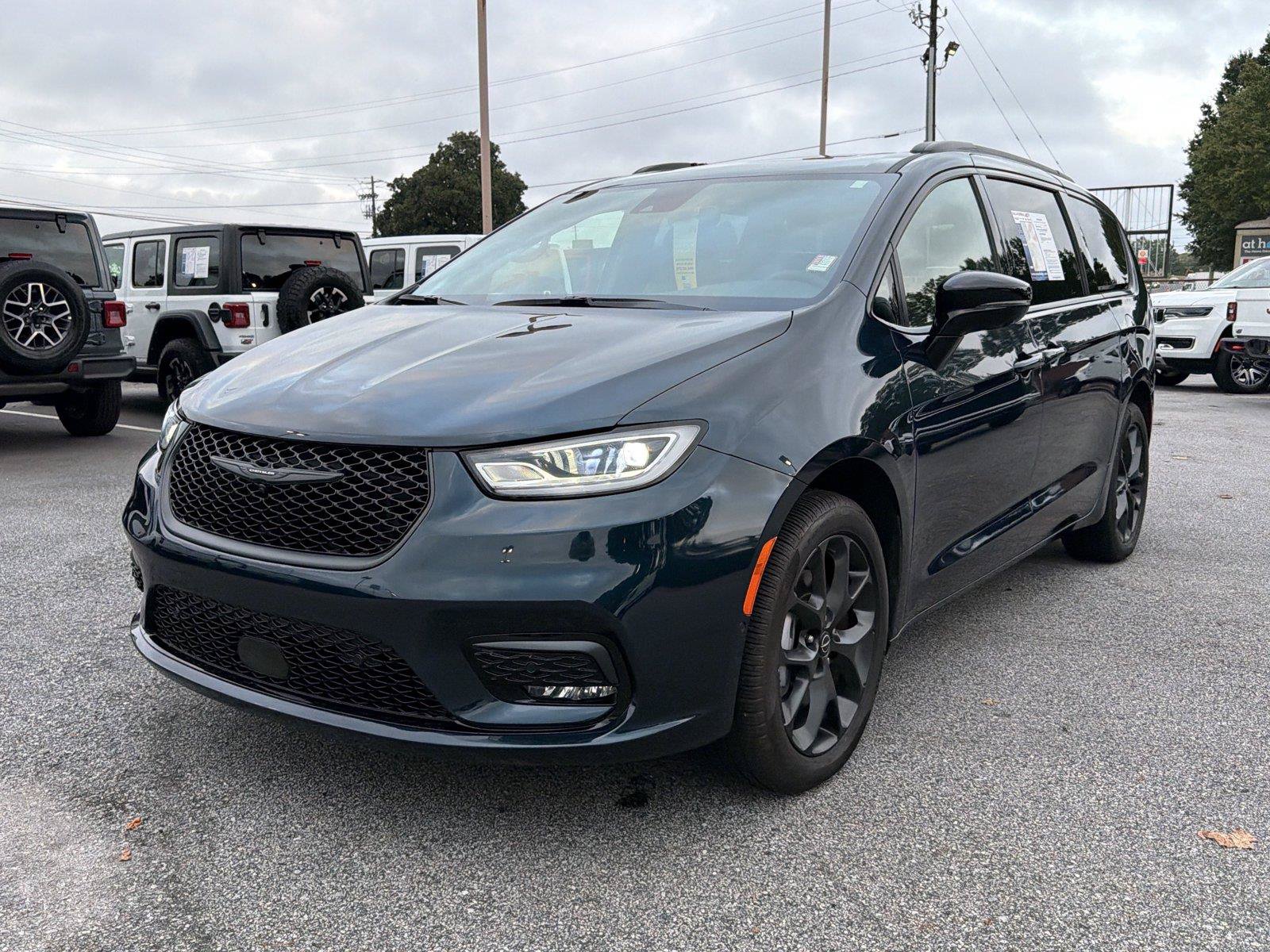 Used 2025 Chrysler Pacifica Limited AWD/4WD image 2