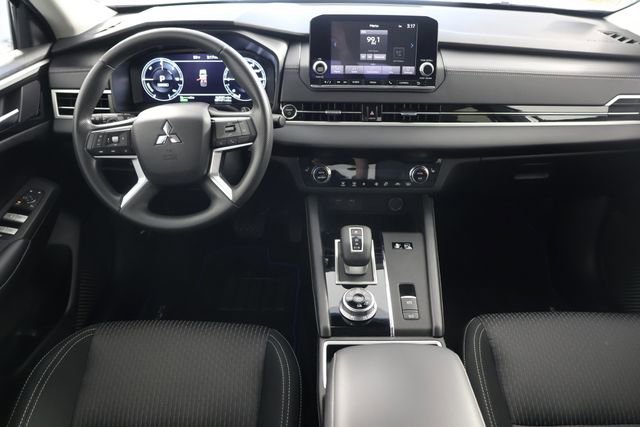 Used 2025 Mitsubishi Outlander ES image 2