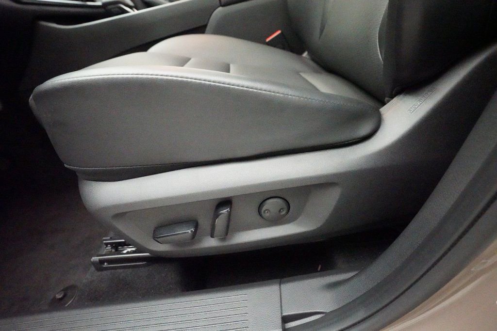 Used 2025 Nissan Rogue SV w/ SV Premium Package image 29