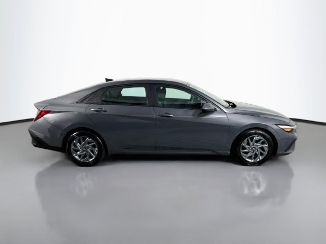 Used 2024 Hyundai Elantra SEL FWD image 11