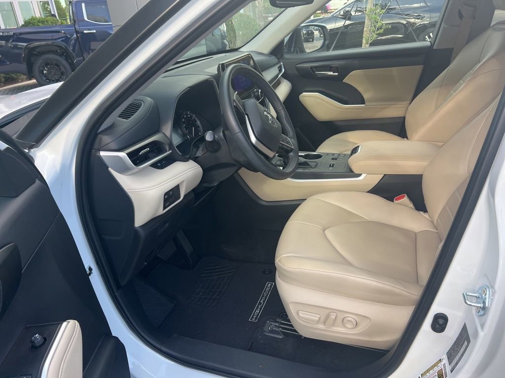 Certified 2025 Toyota Highlander XLE image 6