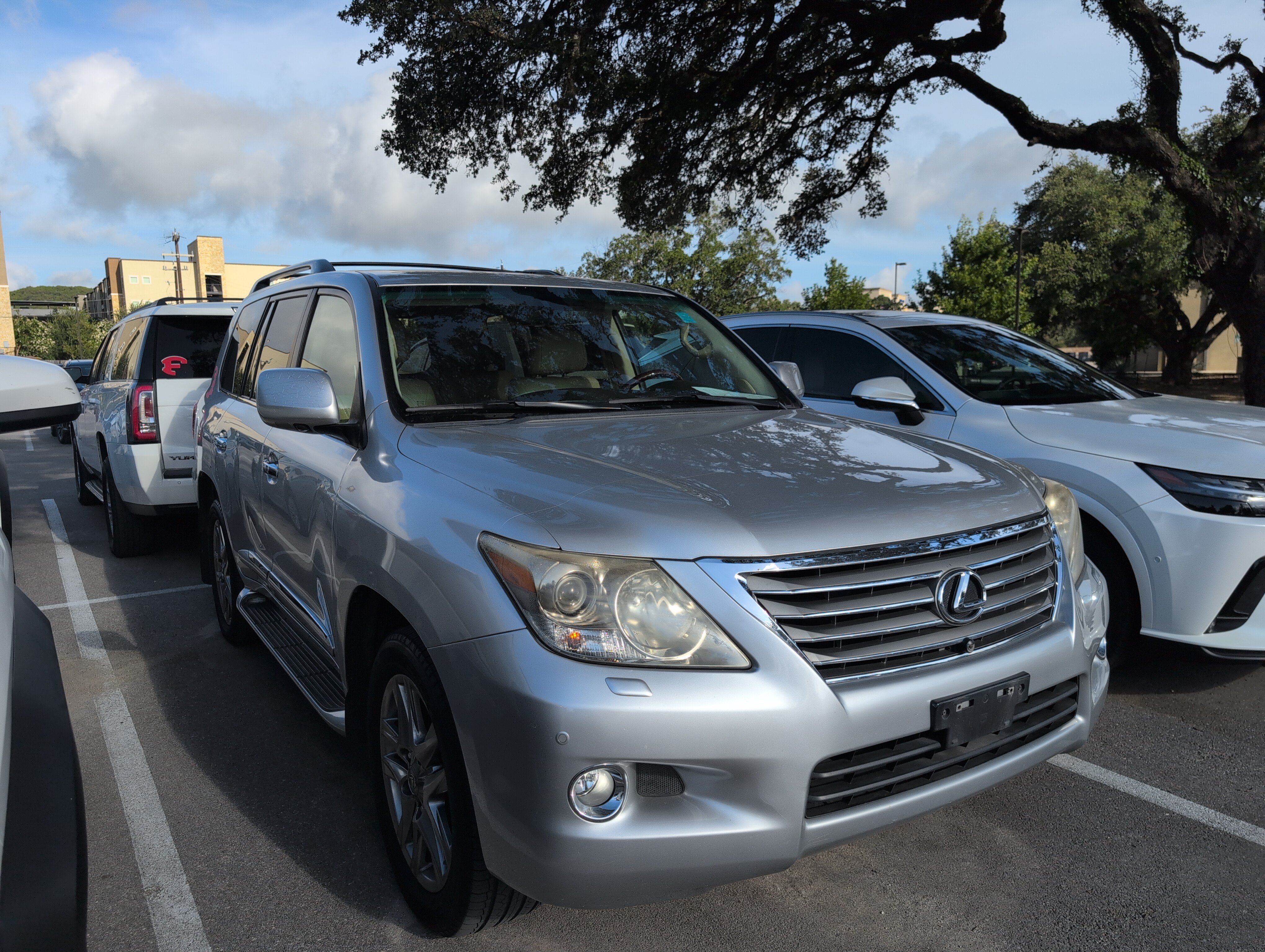 Used 2011 Lexus LX 570 4WD w/ Luxury Pkg image 2