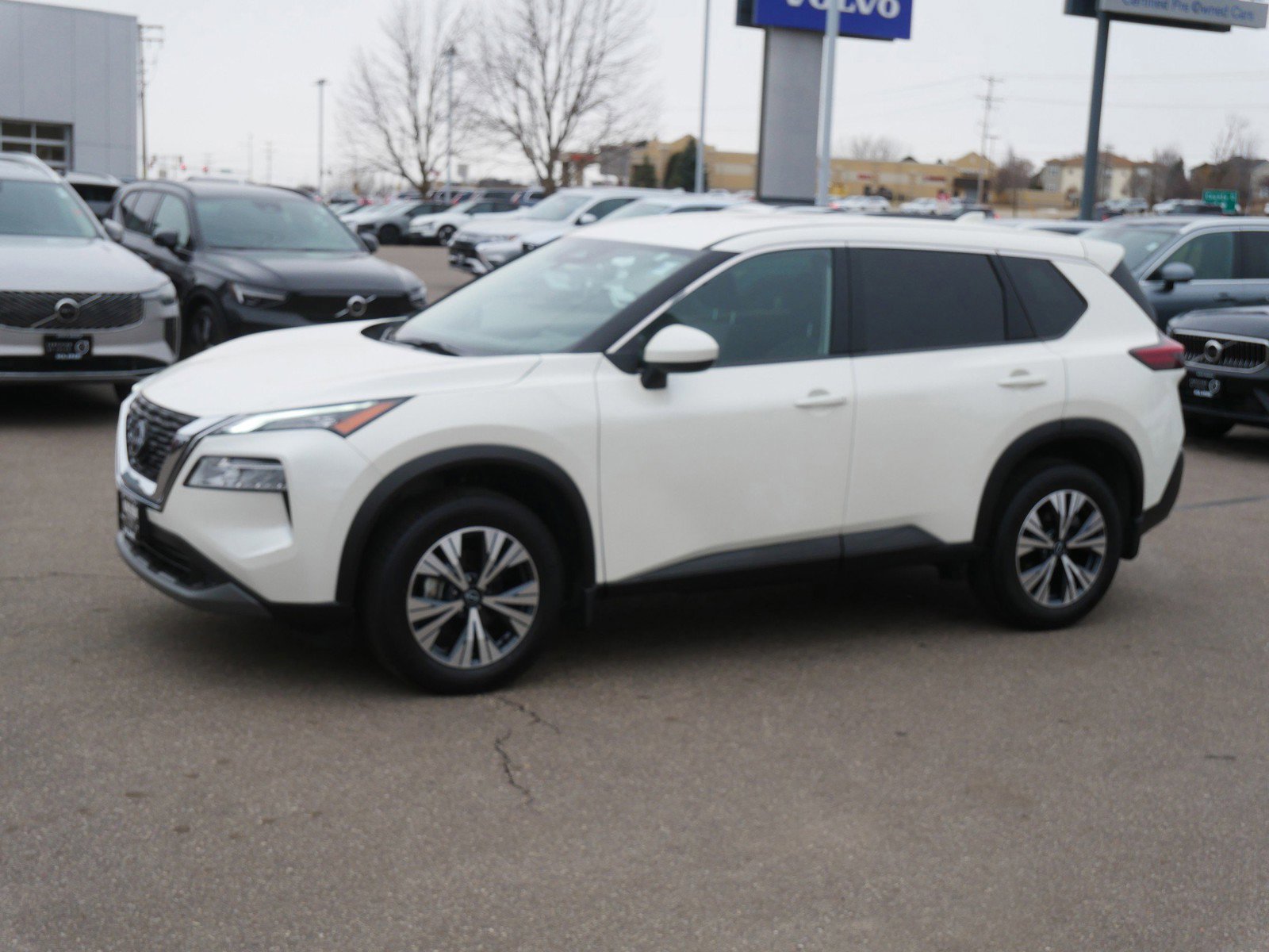 Used 2023 Nissan Rogue SV image 3