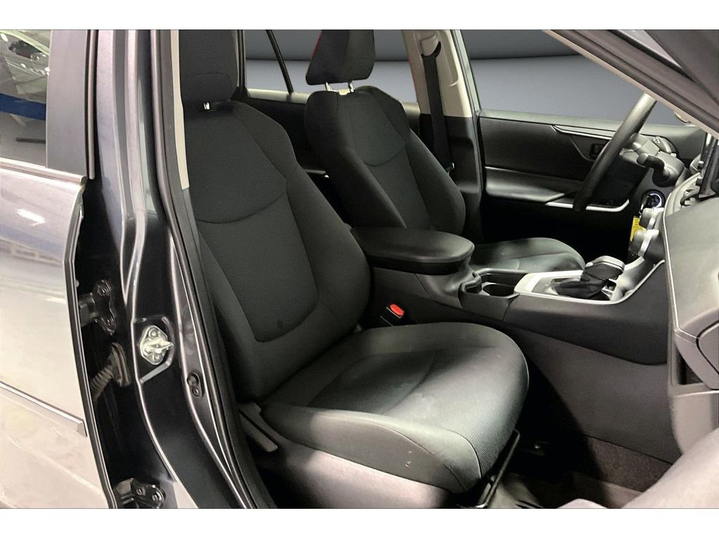 Used 2021 Toyota RAV4 LE image 9
