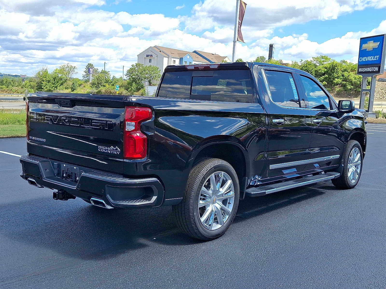 Used 2023 Chevrolet Silverado 1500 High Country w/ Technology Package image 7
