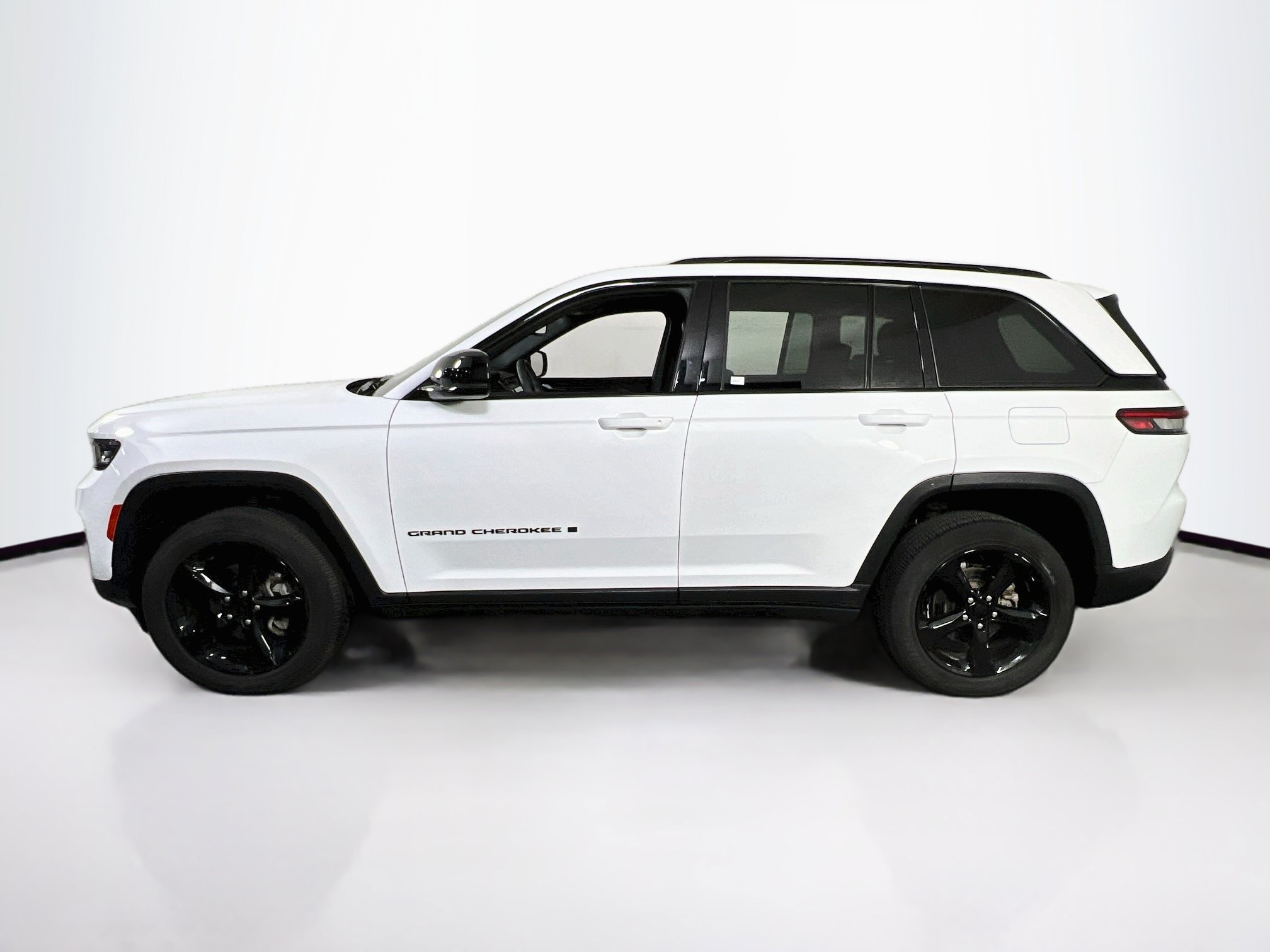 Used 2023 Jeep Grand Cherokee Altitude AWD/4WD image 8
