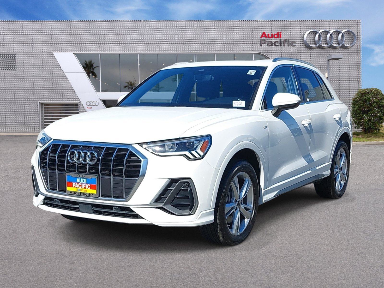 Used 2024 Audi Q3 2.0T Premium w/ Convenience Package AWD/4WD image 1