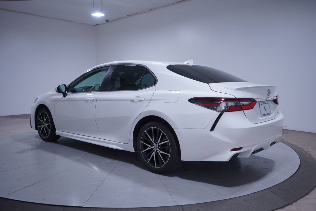 Used 2024 Toyota Camry SE image 3
