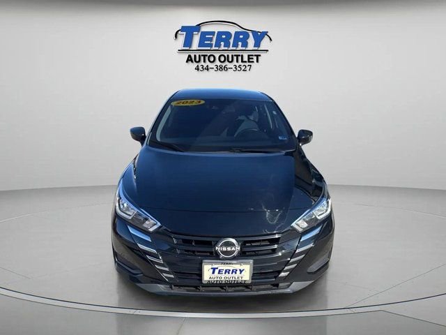 Used 2023 Nissan Versa SV image 3