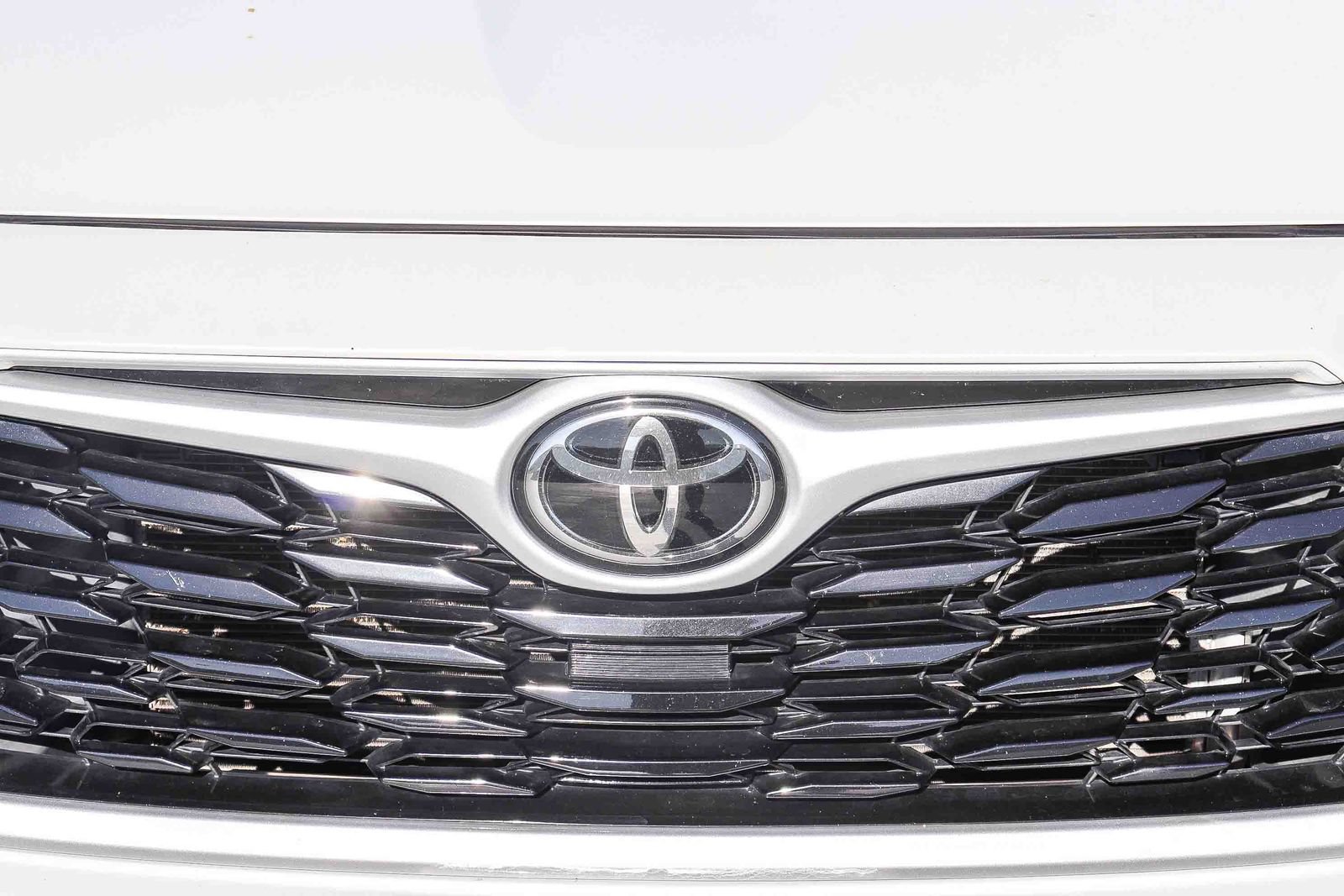 Used 2022 Toyota Highlander LE AWD/4WD image 13