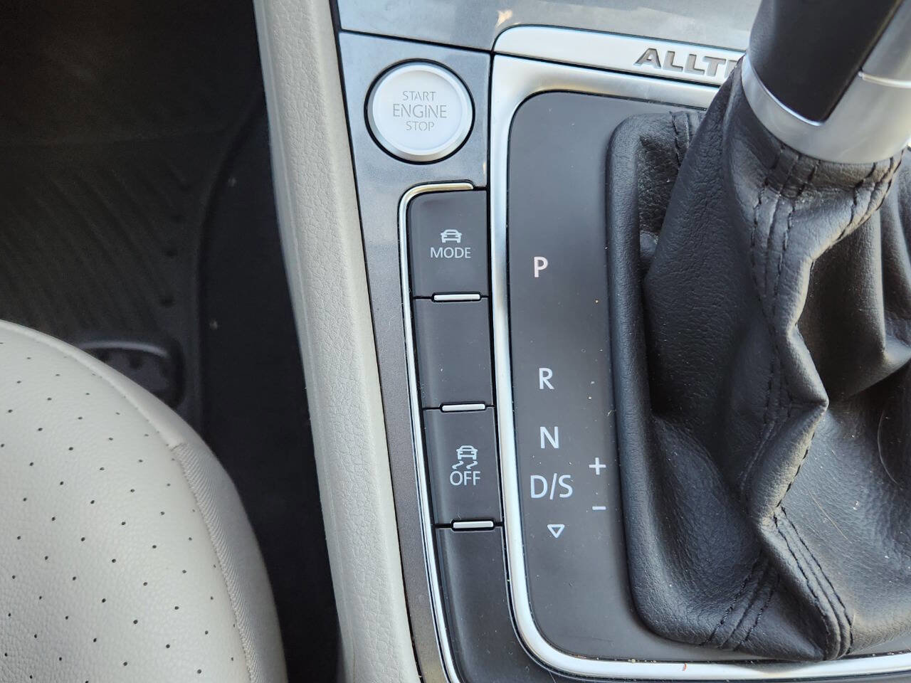 Used 2017 Volkswagen Golf Alltrack SE image 25