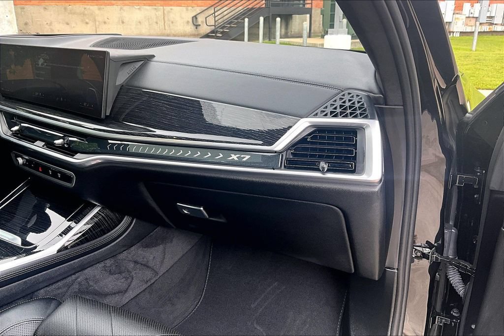 Used 2025 BMW X7 xDrive40i w/ M Sport Package AWD/4WD image 21