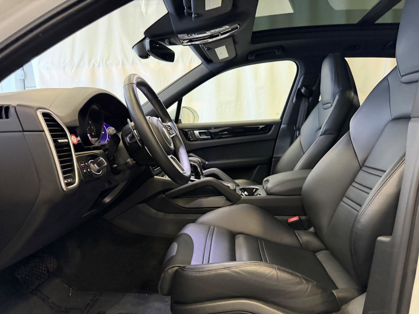 Certified 2023 Porsche Cayenne Platinum Edition image 5