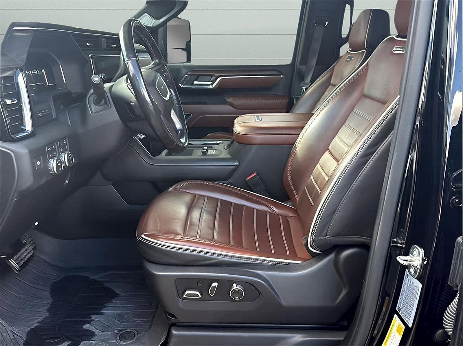 Used 2024 GMC Sierra 3500 Denali Ultimate AWD/4WD image 14