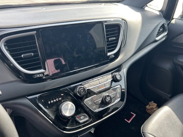Used 2025 Chrysler Pacifica Select image 11