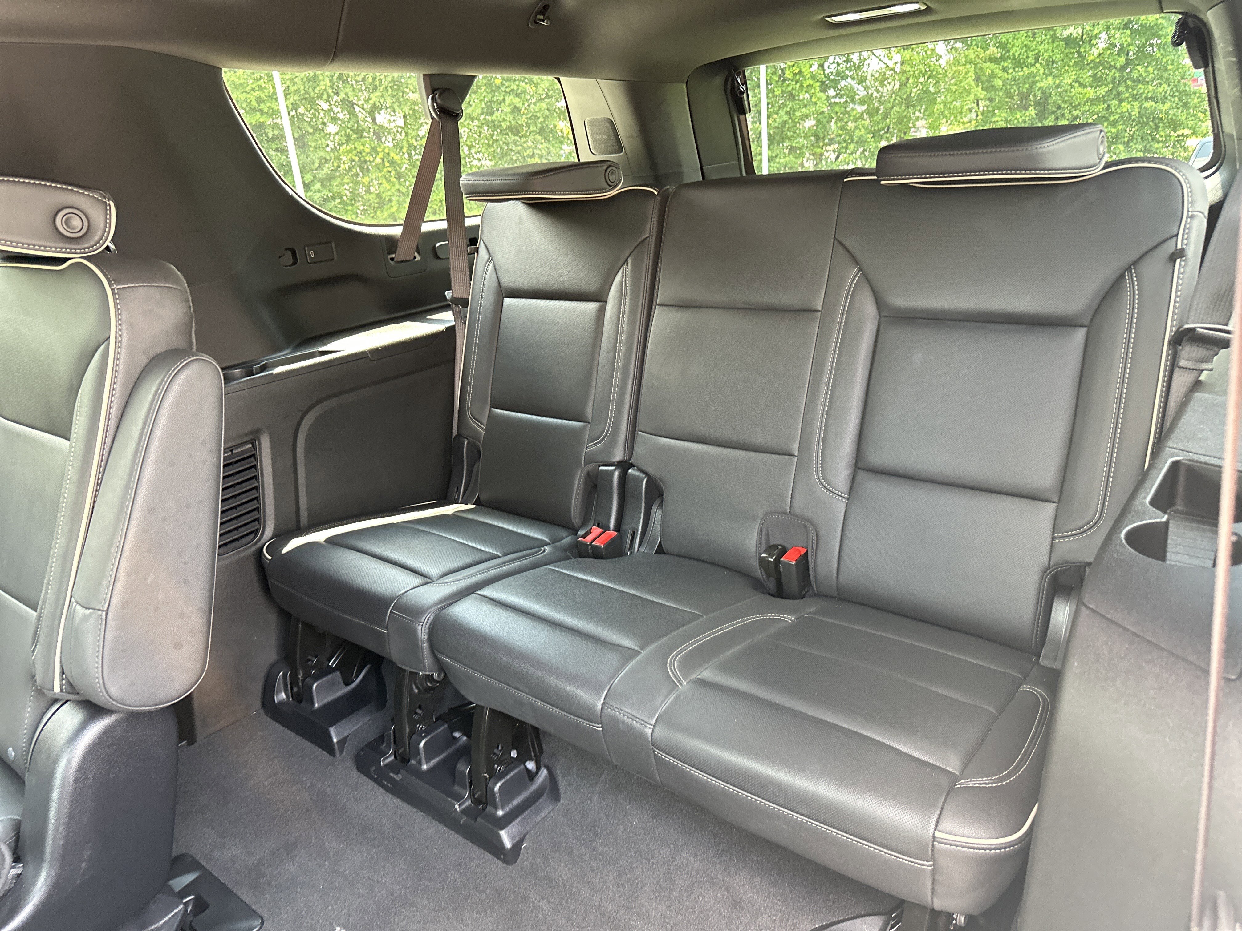 Used 2025 Chevrolet Suburban Premier RWD image 32