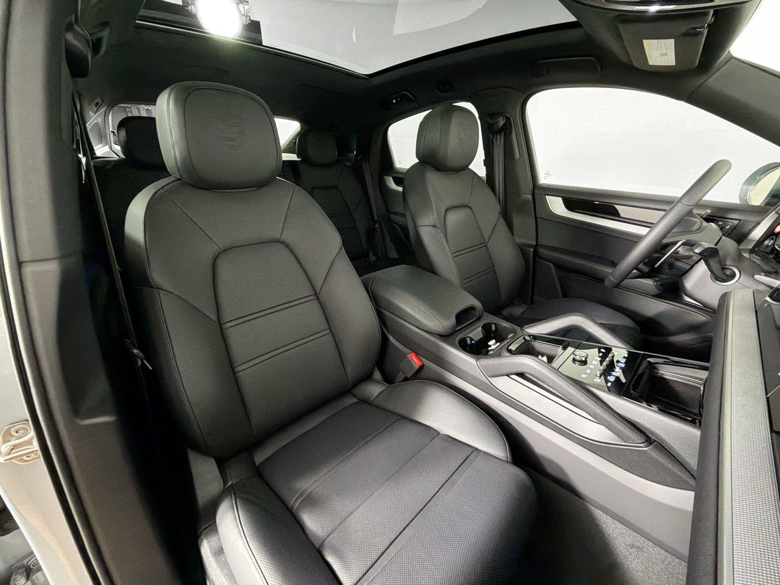 Certified 2025 Porsche Cayenne Coupe AWD/4WD image 28