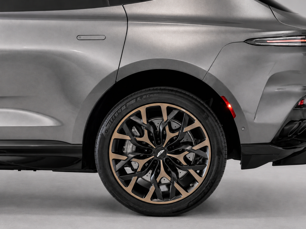 Used 2023 Aston Martin DBX 707 AWD/4WD image 7