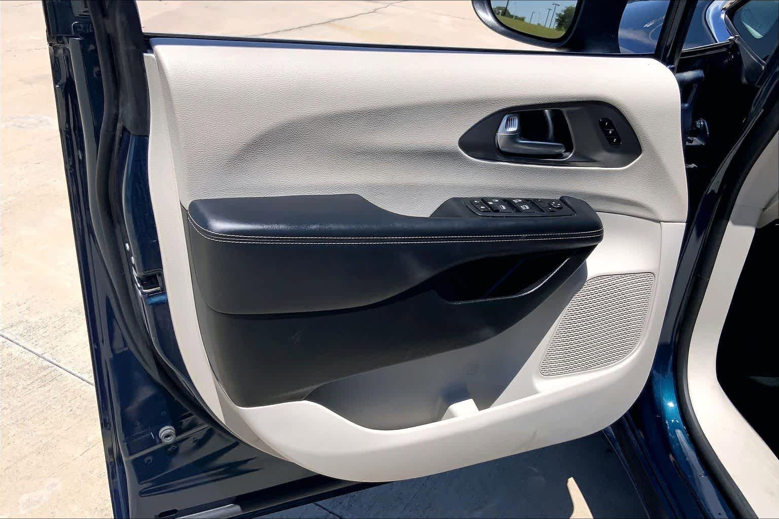 Used 2023 Chrysler Pacifica Touring-L FWD image 22