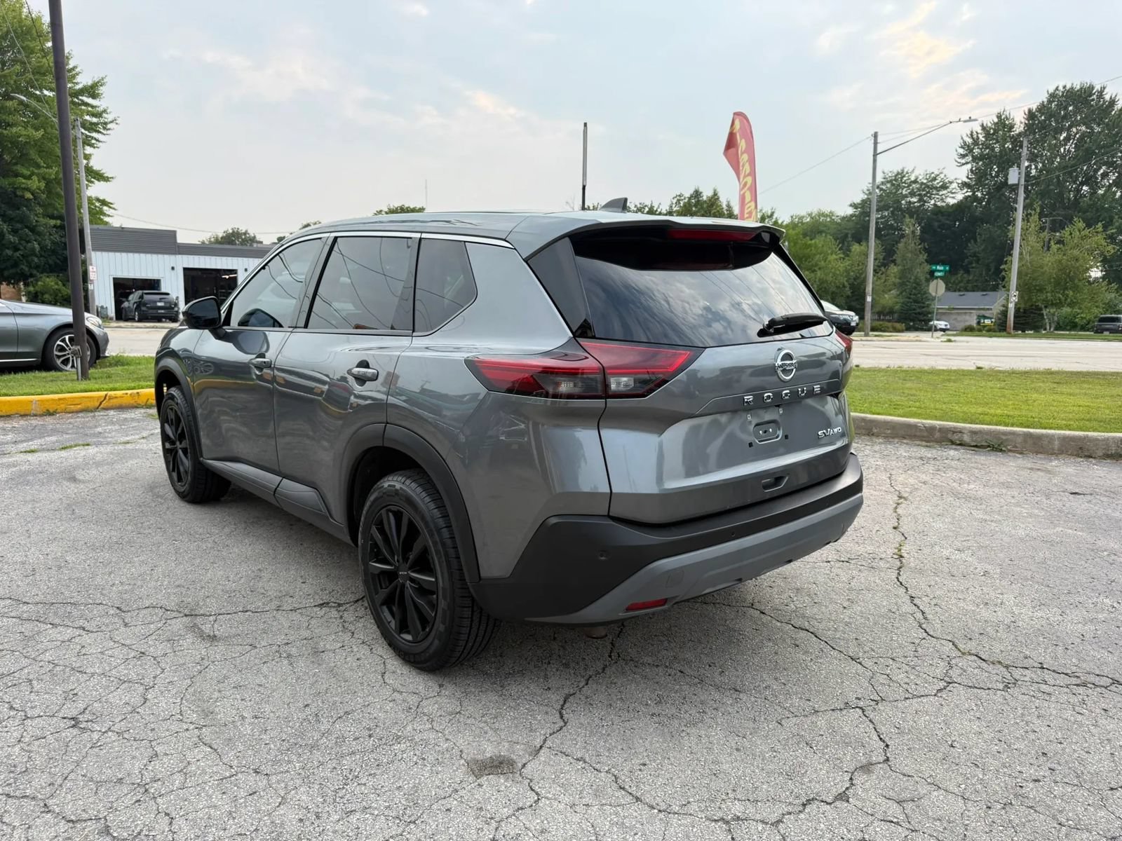 Used 2021 Nissan Rogue SV AWD/4WD image 3