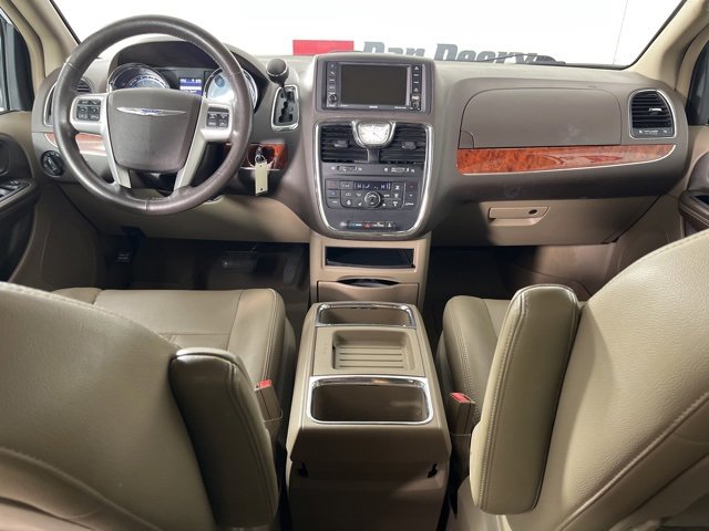 Used 2015 Chrysler Town & Country Touring-L w/ Driver Convenience Group image 6