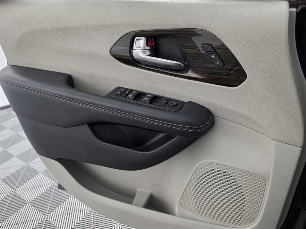 Used 2023 Chrysler Pacifica Limited image 29