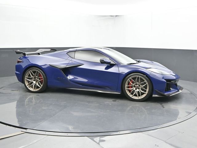 Used 2025 Chevrolet Corvette Z06 w/ Z07 Performance Package RWD image 3