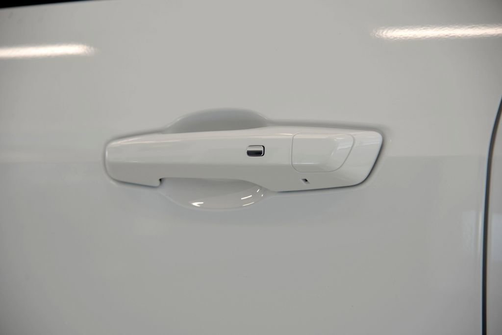 Used 2025 Chevrolet Traverse LT AWD/4WD image 13