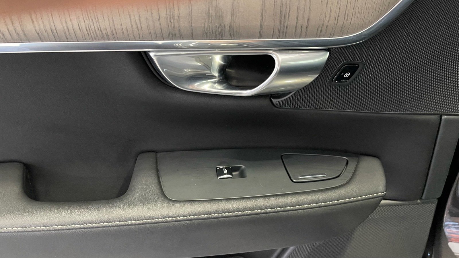 Used 2023 Volvo S90 B6 Ultimate w/ Protection Package Premier image 34