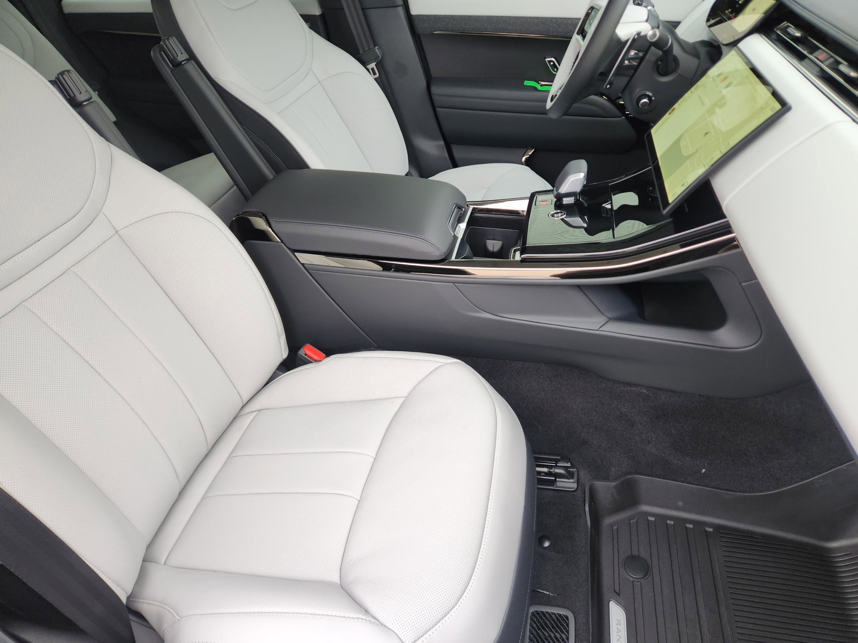 New 2026 Land Rover Range Rover Sport Dynamic SE AWD/4WD image 9