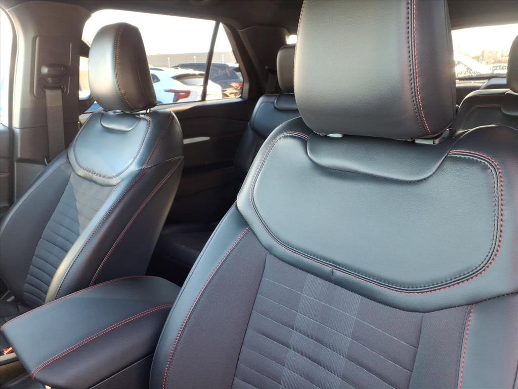 Used 2025 Ford Explorer ST-Line image 13