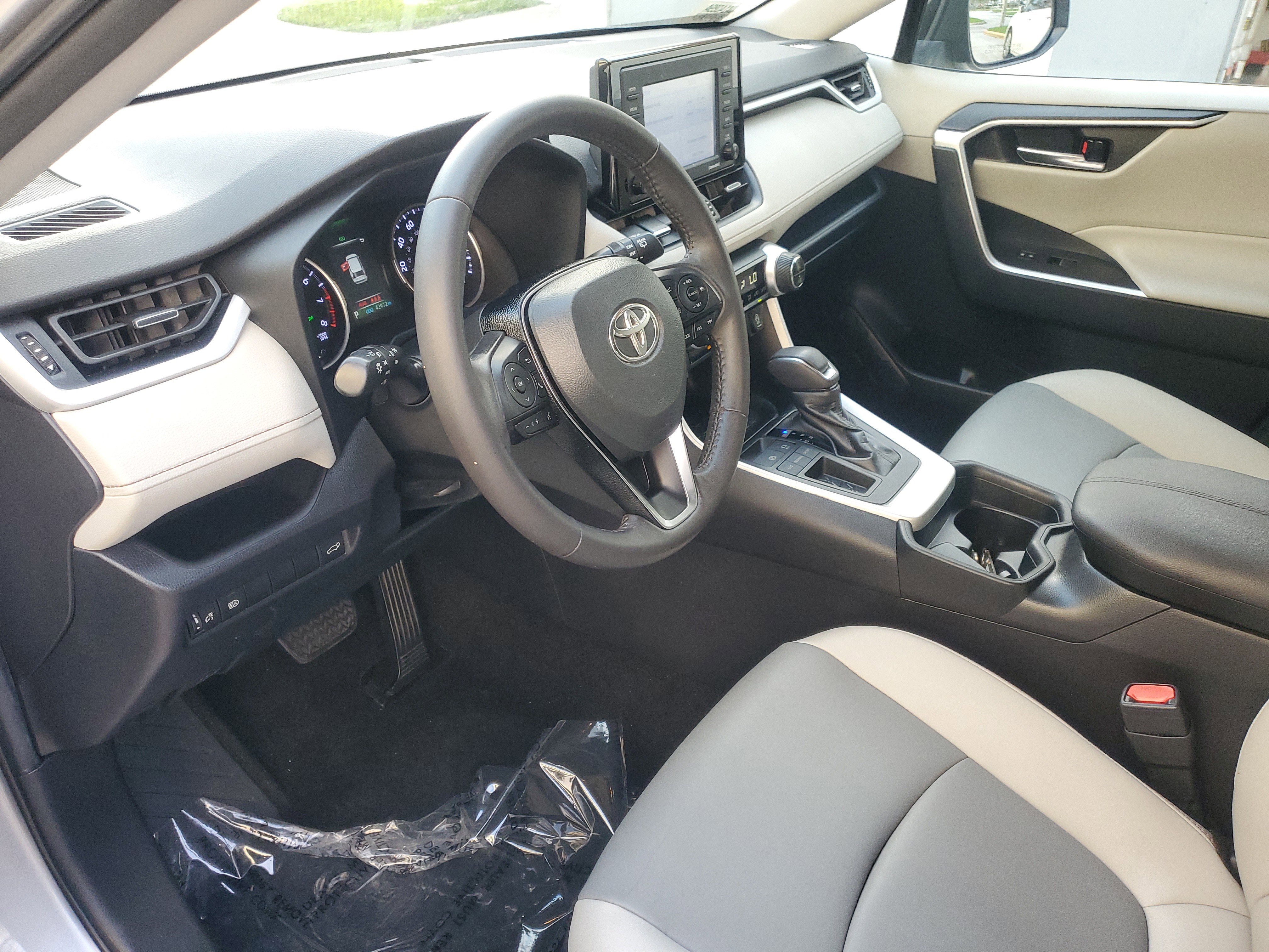 Used 2020 Toyota RAV4 XLE Premium image 17