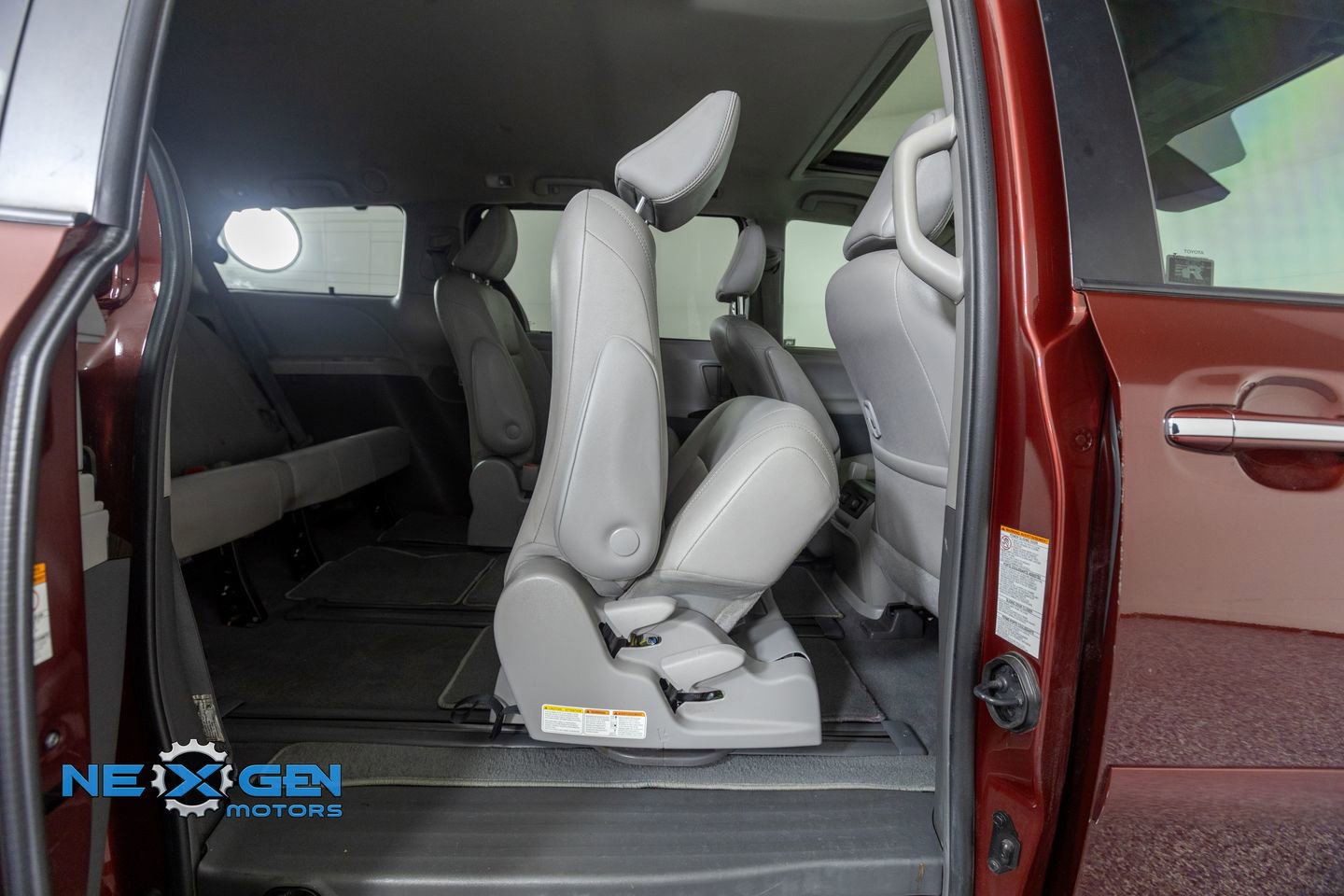 Used 2019 Toyota Sienna XLE w/ XLE Navigation Package image 31