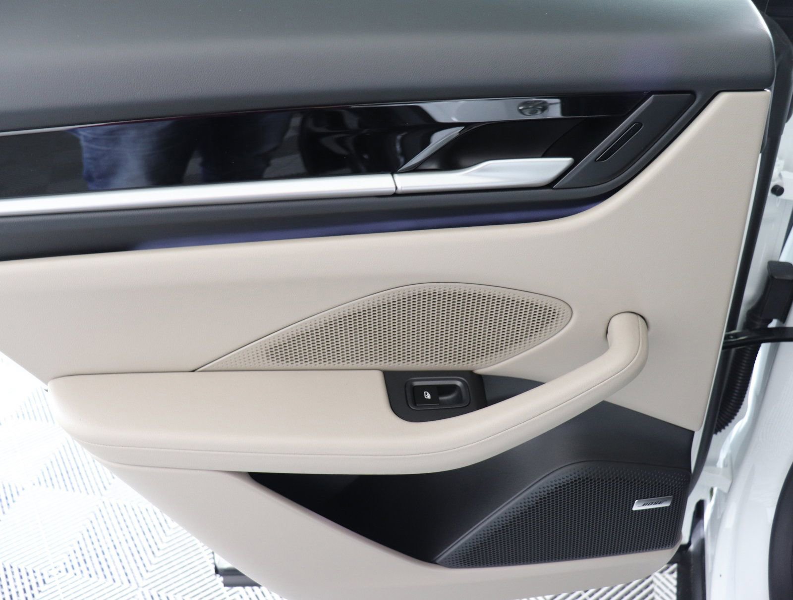 Certified 2025 Porsche Macan 4S Electric image 16