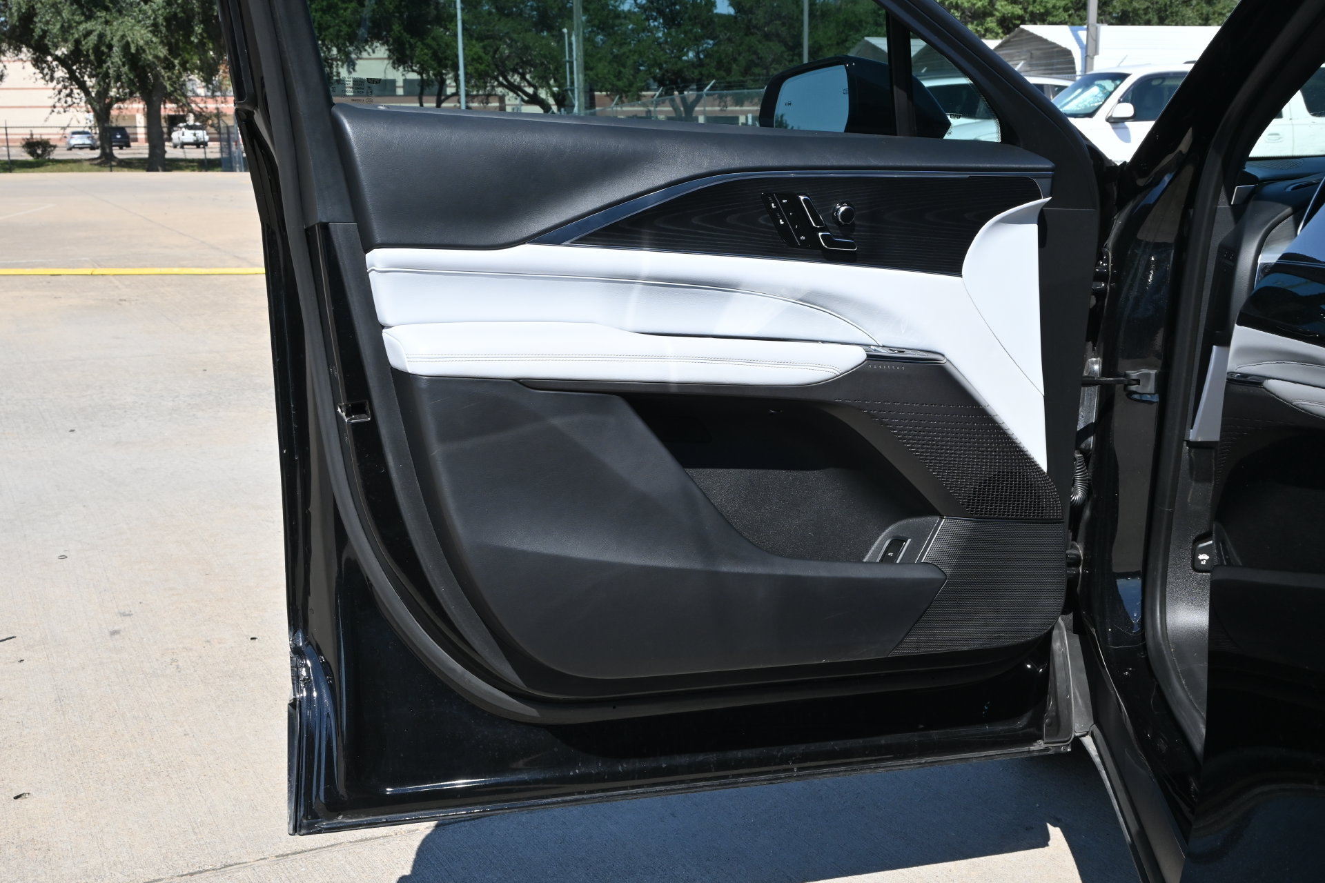 Certified 2024 Cadillac Lyriq Luxury AWD/4WD image 17